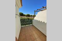 Casa adosada con porche, piscina y pista de pádel, junto al campo de golf - Chambres d'hôtes El Portil
