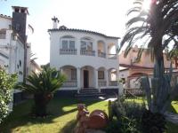 VILLA AMB AMARRE i JARDÍ - B&B