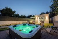 Apartment with Pool View