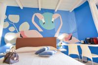 Habitación con cama extragrande y balcón