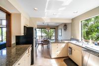 PNW MCM 155ft Private Waterfront Gem on Raft Island with Hot Tub - B&B Gig Harbor