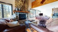 Bridges Townhome 5 Large, Remodeled Mountain View Townhome with Private Jacuzzi, Steps to Eagle Lodge - Bed and Breakfast Mammoth Lakes