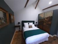 Zimmer mit Queensize-Bett und Balkon