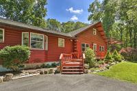 B&B East Stroudsburg - Pocono Mountains Cabin with Patio, Near Hiking! - Bed and Breakfast East Stroudsburg