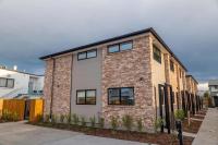 Cosy Townhouse Close to Wolfbook Arena One KM Away From Railway Station With Rare Onsite EV Car Park - Chambres d'hôtes Christchurch