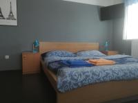 Tweepersoonskamer met 2 Aparte Bedden en Eigen Badkamer
