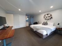 King/Access Studio Unit