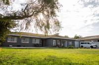 Lyronne Guest house, Shuttle and Tours - B&B