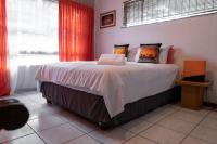 B&B Cape Town - Lyronne Guest house, Shuttle and Tours - Bed and Breakfast Cape Town