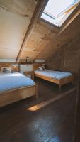 Chambre Lits Jumeaux avec Salle de Bains Commune
