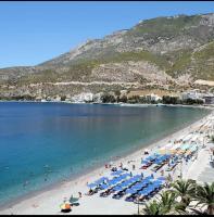 Central Apartment Near The beach with huge private terrace - Chambres d’hôtes Loutráki