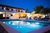 B&B Benkovac - Villa Pietra- Modern rustic poolside oasis - Bed and Breakfast Benkovac