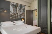 Suite con cama grande y balcón