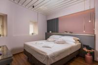 Suite con cama grande y balcón