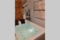 B&B Itteville - LOVE ROOM OUT OF TIME *JACUZZI* - Bed and Breakfast Itteville