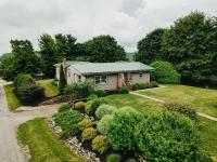 3 Bedroom home outside of Berlin, Patio with Hot Tub! - Chambres d'hôtes Millersburg