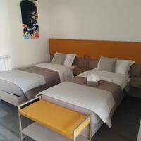 Habitación con cama extragrande y vistas al jardín