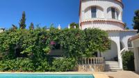 Beautiful Villa with Pool, Barbecue, and Garden - Chambres d’hôtes