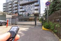 cohost I Sunny Center Apt, Covered Parking, Balcony & Self Check-in - B&B