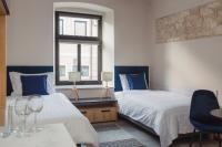Tweepersoonskamer met 2 Aparte Bedden en Eigen Badkamer