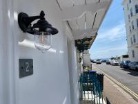 Warwick House - Stunning house with terrace and sea views, sleeps 11 - Bed and Breakfast Worthing