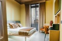 Habitación con cama extragrande y bañera de hidromasaje