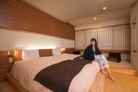 Habitación japonesa moderna con 2 camas individuales y baño compartido - No fumadores