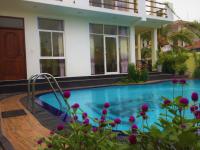 Ground Floor Apartment with Pool View 