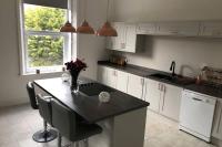 Stunning Bebington Maisonette - large private drive and entrance, good transport links - B&B Bebington