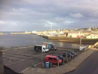 Centrally located 2 bed modern flat with harbour views - Chambres d’hôtes