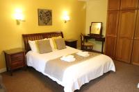 B&B Brookwood - St George's Lodge, Bisley - Bed and Breakfast Brookwood