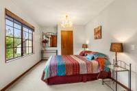 Habitación con cama grande