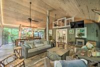 Striking Getaway with Hot Tub, Deck and Lake Access! - B&B