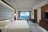 Standard King Room with River View - Club Lounge Access