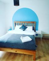 B&B Belfast - Big Yellow Door in Queens Quarter - Bed and Breakfast Belfast