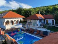 Apartment with Pool View