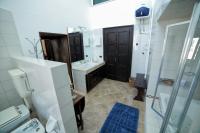 Zimmer mit Kingsize-Bett und Gartenblick. 