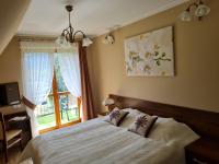 One-Bedroom Apartment with Mountain View