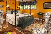 Suite con cama grande y balcón