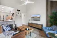 B&B Austin - Contemporary Couples Getaway Near Austin Favorites - Loft 21 - Bed and Breakfast Austin