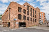 Chic one bed apartment- City Living in converted Cocoa Warehouse York PARKING - Bed and Breakfast