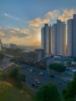 707- Apartamento Encantador, amplo e decorado, quarto, sala, cozinha, mobiliario moderno, cozinha completa com utensílios , Excelente vista da cidade e localização privelegiada no bairro Bigorrilho - B&B