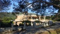 Villa Luigi a Poggio dei Pini, alloggio con giardino e posto auto - B&B