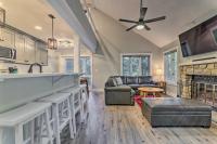 Unwind Fireside and Walk to Slopes! Poconos Getaway - B&B Lake Harmony