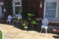 Leafy Lytham central Lovely ground floor 1 bedroom apartment with private garden In Lytham dog friendly - Chambres d'hôtes Lytham St Annes