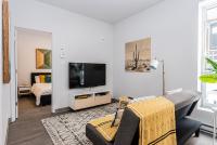 New and Perfectly Located 1 Bedroom Apartment by Den Stays - Chambres d'hôtes Montréal