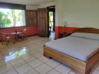 Habitación Triple con vistas al jardín