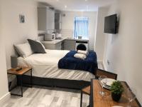 10min to City - FREE Parking - Private Studio - Contractor Friendly - B&B Manchester