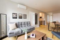 B&B Montreal - Trendy Little Italy 3 Bedroom Condo by Den Stays - Bed and Breakfast Montreal