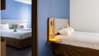 Zimmer mit Queensize-Bett und barrierefreier, rollstuhlgerechter Dusche